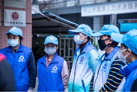 东区"心知湾"联众禁毒社工服务中心主任关永清组织禁毒社工和志愿者
