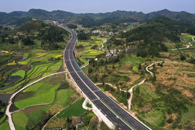 （經濟）（8）貴黃高速公路主線建設進入收(2314723)-20220329103759.JPG