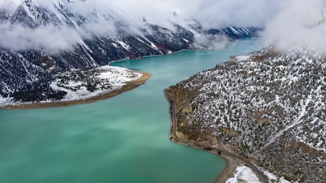 西藏鸟瞰冰雪然乌湖