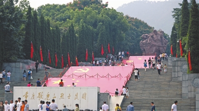 游客在重庆红岩魂广场参观游览.
