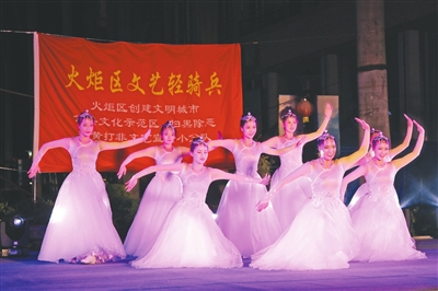 最近火起来的歌舞团 5f0fb3f5208ad.jpg