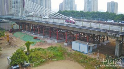 1月19日,南外环岐江河大桥东岸桥底,为实施桥梁拆除的支撑系统已搭建