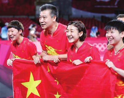 8月5日,中国女子乒乓球队主教练李隼(左二)和选手陈梦(右二),孙颖莎