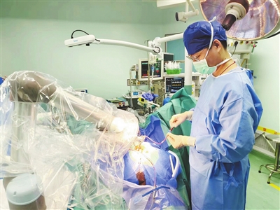 机器人医生辅助操刀外科手术