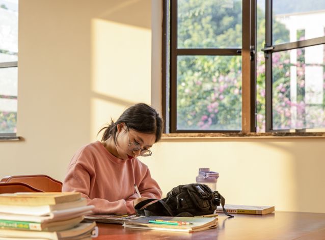 摄影 | 伟学敏《阅读》摄影 | 雷文军《爱读书的女孩》摄影 | 傻丫头