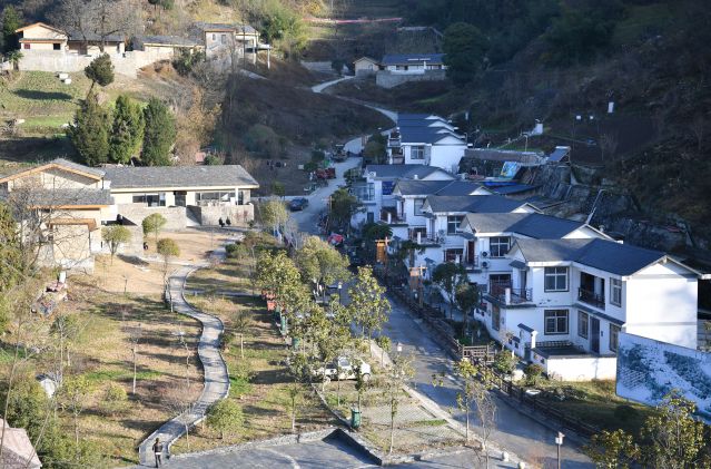 （新华全媒 ）（1）陕西：山村农屋拥抱民(2649638)-20221014095211.JPG