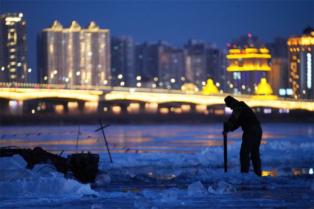 （经济）（9）哈尔滨冰雪项目建设正酣(2737390)-20221210084702.jpg
