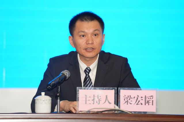 市政务服务数据管理局副局长  梁宏韬。潘晓佳 摄_副本.jpg
