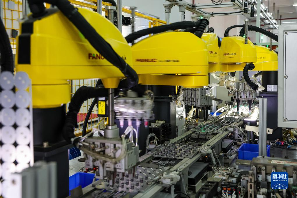 这是在佛山照明高明生产基地拍摄的工业机器人（2023年8月9日摄）。新华社记者 刘大伟 摄