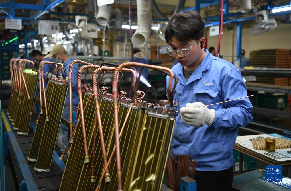 工人在美的家用空调广州工厂的生产线上工作（2023年3月3日摄）。新华社记者 邓华 摄