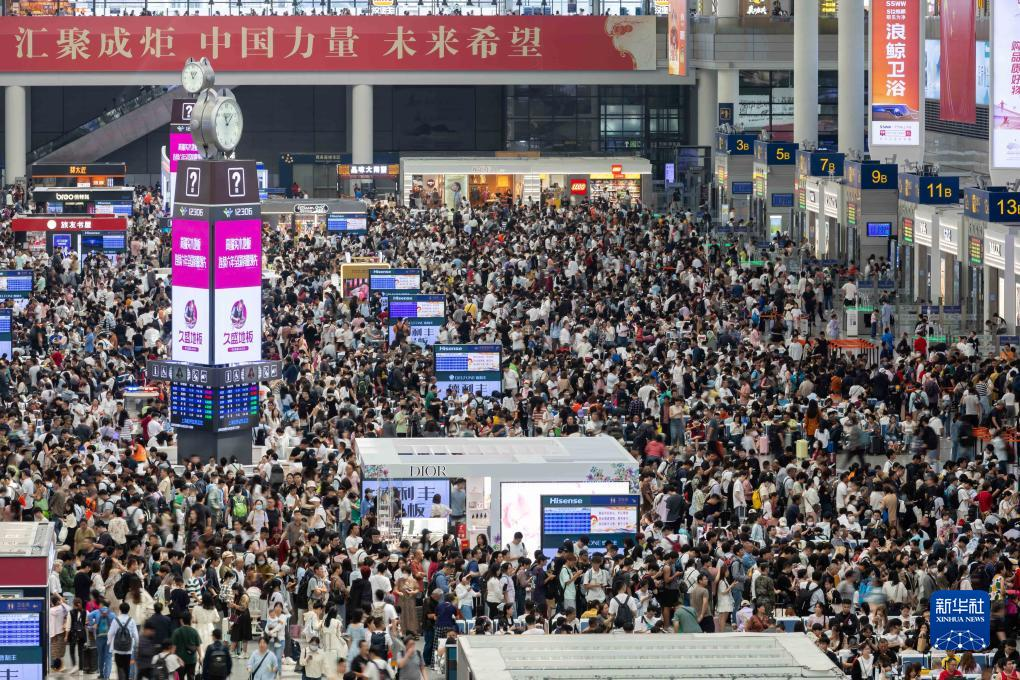 2023年10月1日，上海虹桥火车站候车大厅里人头攒动。新华社记者 王翔 摄