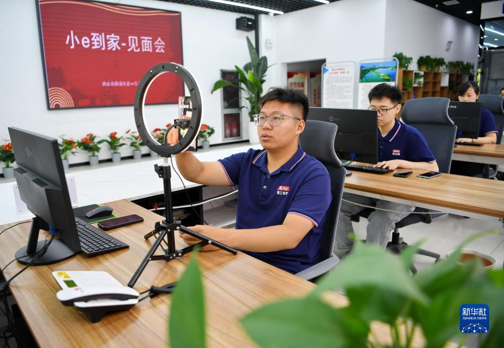 河北省唐山市路南区初心家园零工市场服务站的工作人员在通过直播的方式发布招聘信息（2023年7月2日摄）。 新华社记者 牟宇 摄