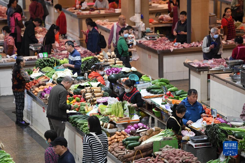 在广西南宁市一家农贸市场，消费者选购蔬菜（2023年4月11日摄）。 新华社记者 陆波岸 摄