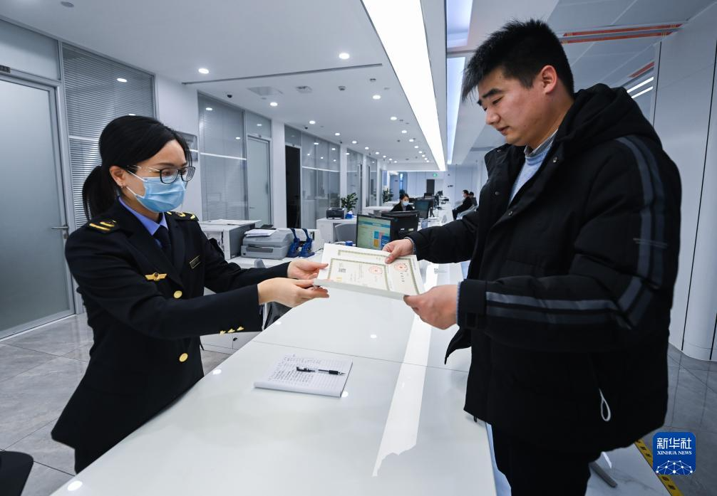 企业负责人在浙江省湖州市吴兴区中小微企业一站式服务平台领取营业执照（2023年2月8日摄）。 新华社记者 徐昱 摄