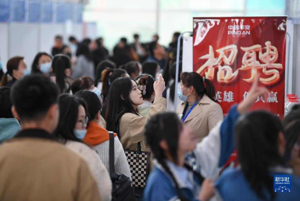 求职者在“职引未来”2023年全国大中城市巡回招聘（银川站）活动现场查看岗位信息（2023年4月21日摄）。 新华社记者 冯开华 摄
