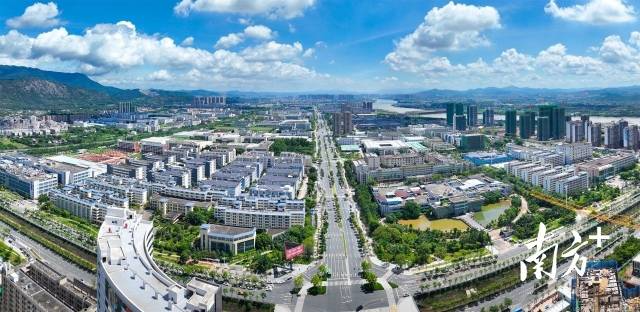 河源国家高新区围绕电子信息、水饮料及食品、机械与模具三大主导产业，全力拼经济、拼项目、拼发展。