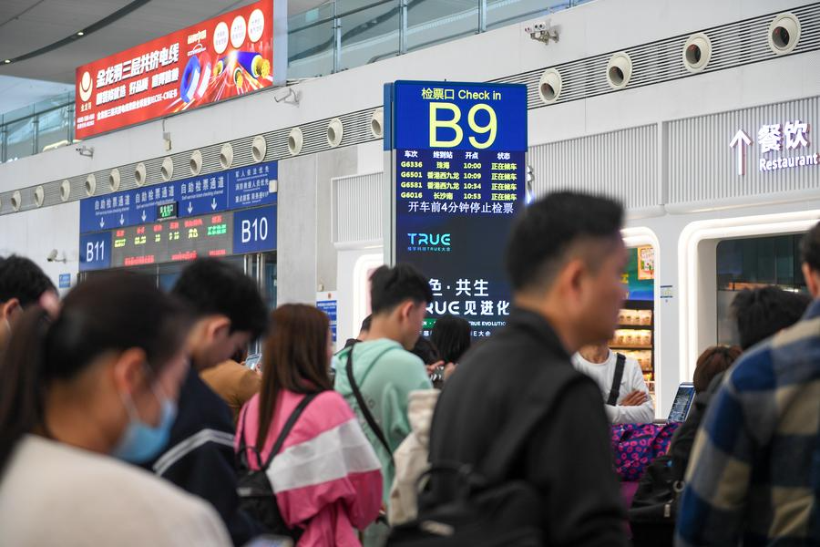 1月12日，乘客在深圳北站候车。新华社记者 毛思倩 摄