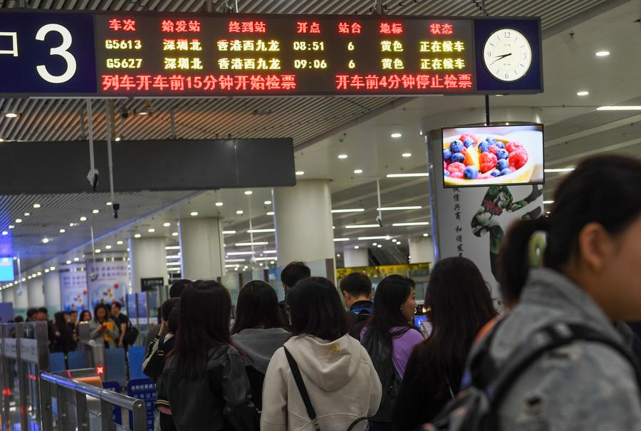 1月12日，乘客在深圳福田站候车。新华社记者 毛思倩 摄