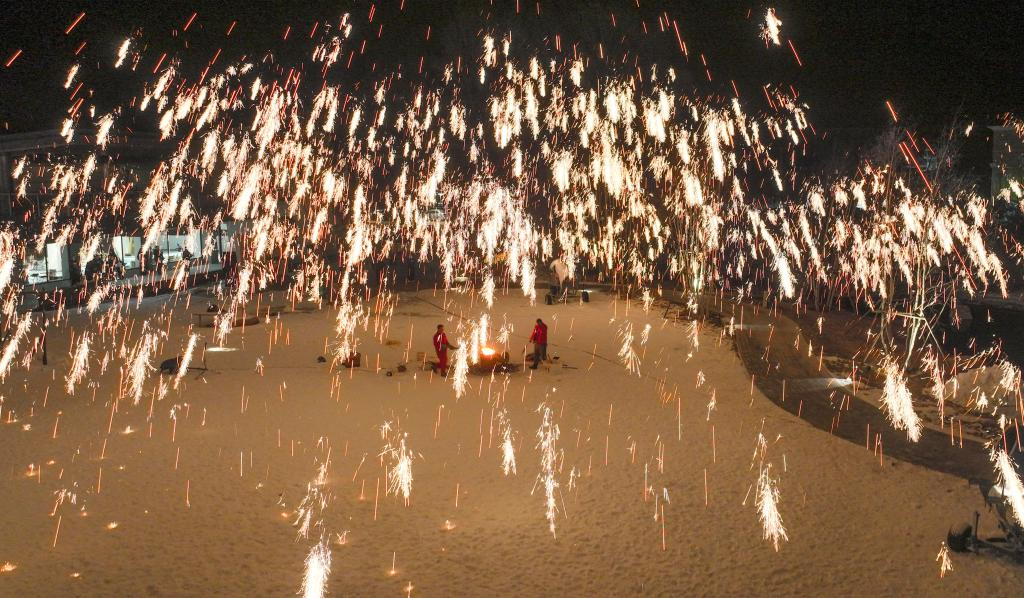 1月13日，民间艺人在河北省承德市兴隆县一景区为游客表演“打树花”（无人机照片）。新华社发（刘满仓 摄）