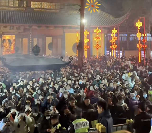 2月10日，杭州灵隐寺游客众多。
