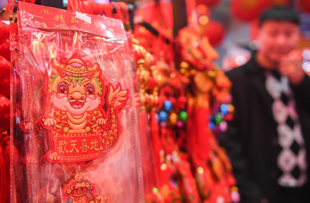 2024年1月28日，市民在湖北省武汉市汉口北国际贸易城挑选春节饰品。新华社记者 杜子璇 摄