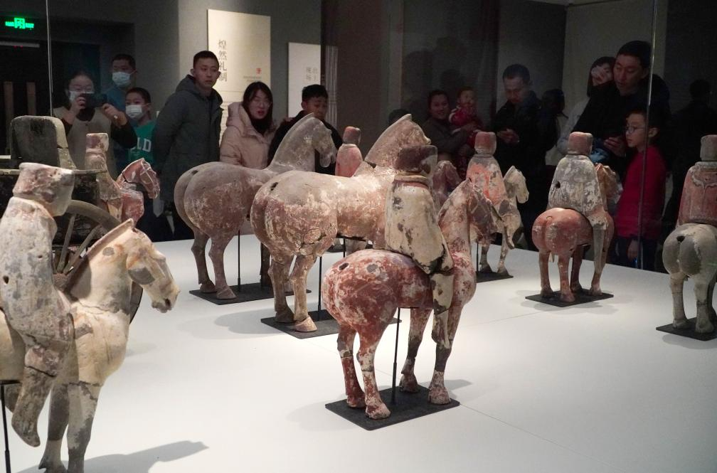 2月14日，参观者在山东省青州博物馆观看馆藏文物。新华社记者 徐速绘 摄