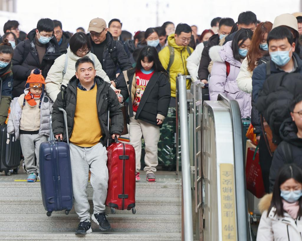 2月17日，旅客在北京南站出站。新华社记者 邢广利 摄
