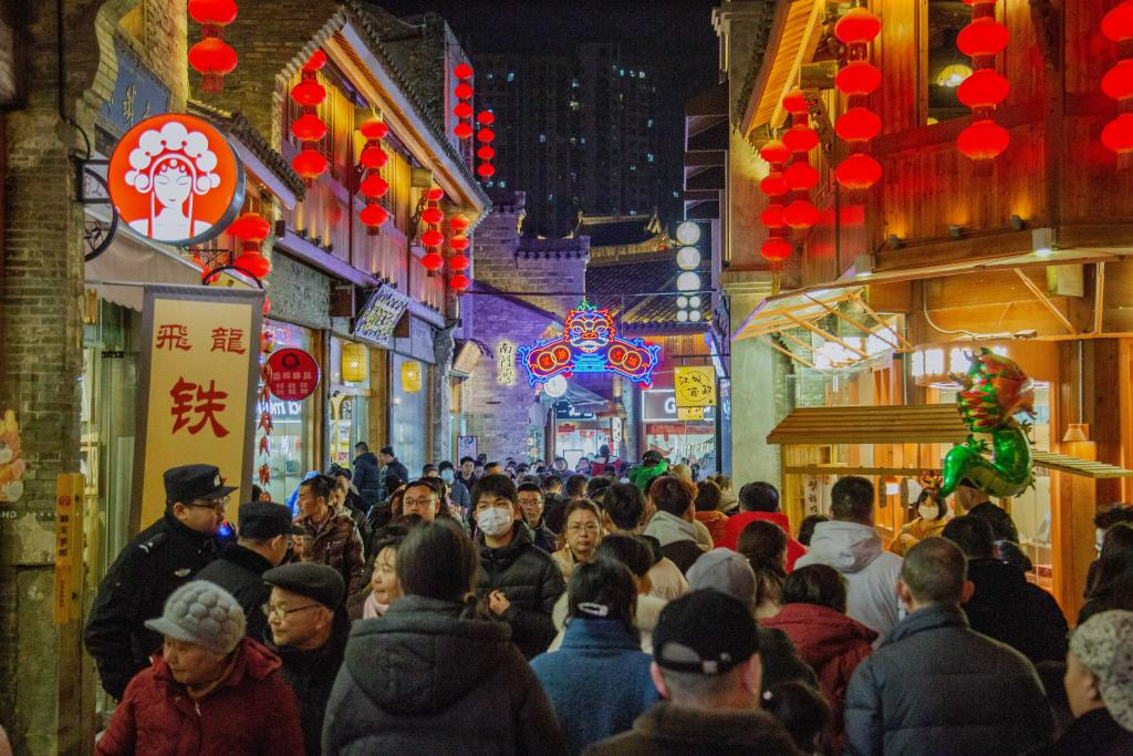 2月10日，安徽芜湖古城花街游人如织。新华社发