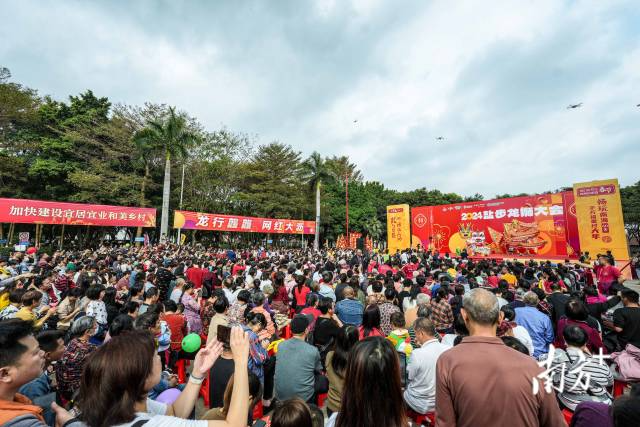 佛山市南海区大沥镇一场龙狮大会现场人山人海。 廖明璨 摄
