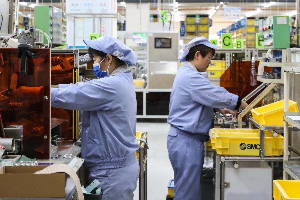 2024年2月28日，工人在位于北京市大兴区的SMC（中国）有限公司北京第二工厂工作。新华社记者 单宇琦 摄