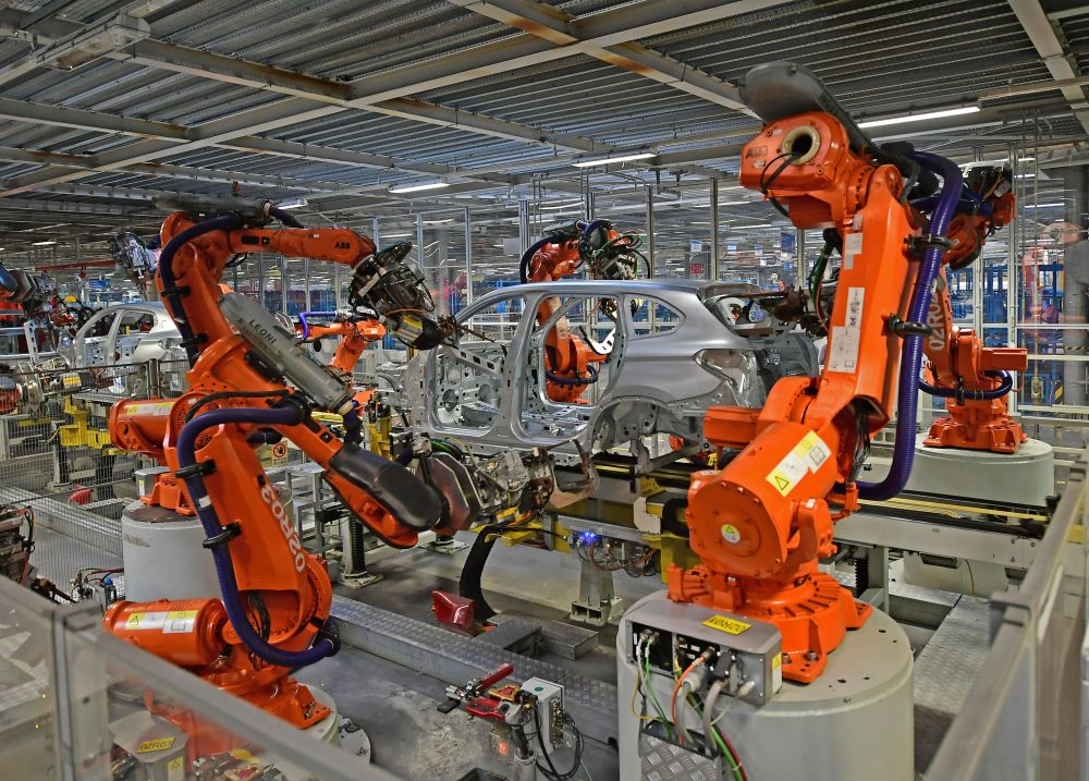 在华晨宝马沈阳铁西工厂车身车间，机器臂在焊接车身（2022年2月16日摄）。新华社记者 杨青 摄