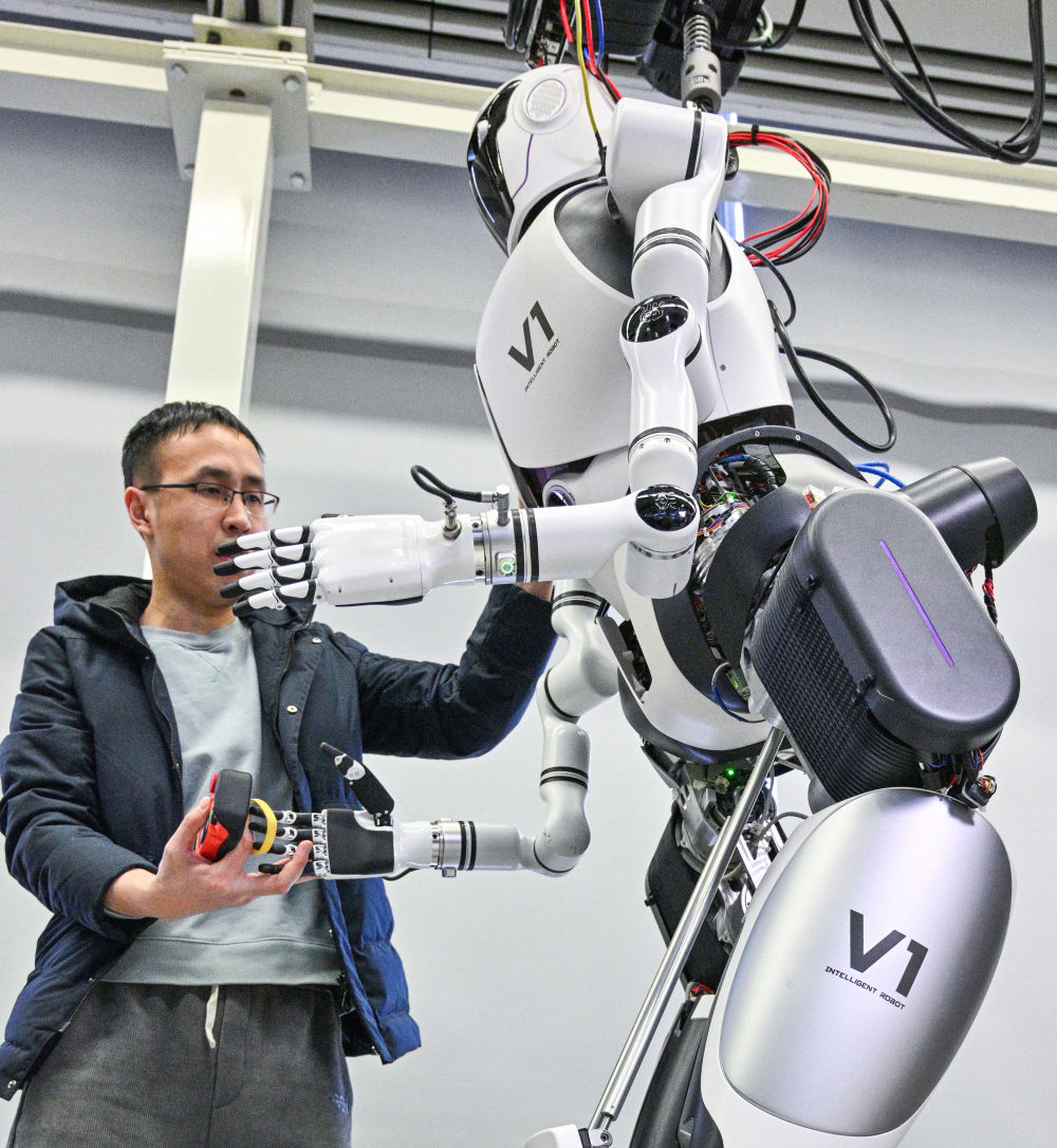 2024年1月31日，中国科学院自动化研究所人形机器人攻关团队科研人员在多模态人工智能系统全国重点实验室调试机器人。新华社记者 陈晔华 摄