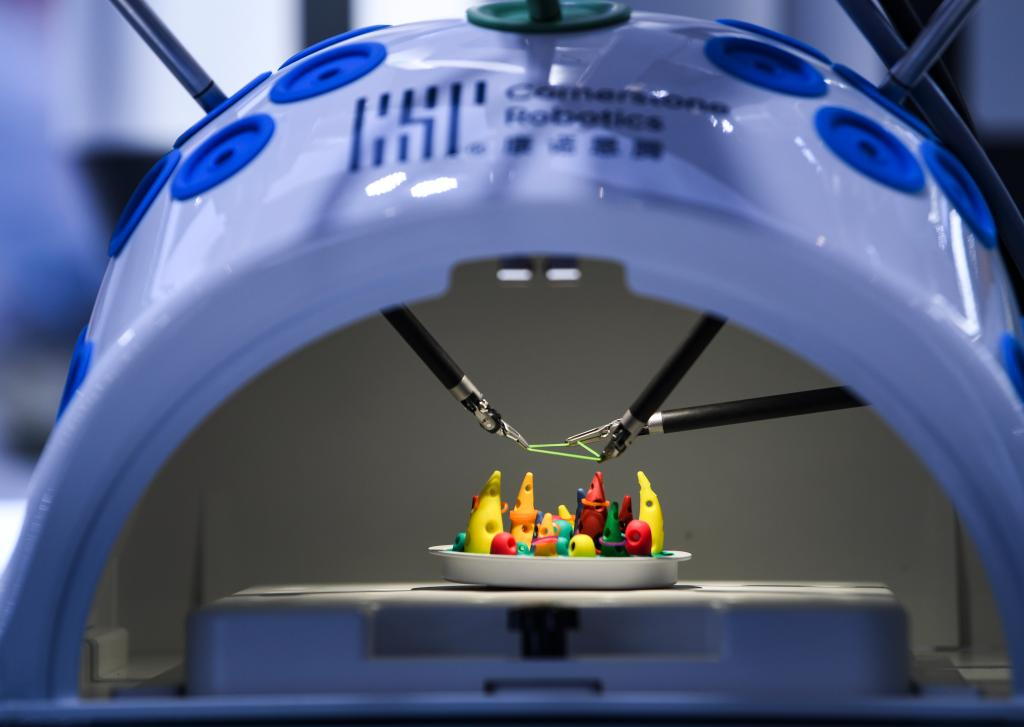 这是3月29日在2024中国医学装备展览会上拍摄的手术机器人演示现场。新华社记者 王全超 摄