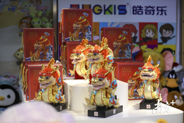 东莞茶山制造潮玩“吉祥龙”。