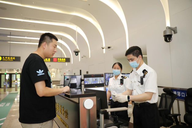 横琴海关关员在随车人员验放厅验放出境旅客 俞波摄