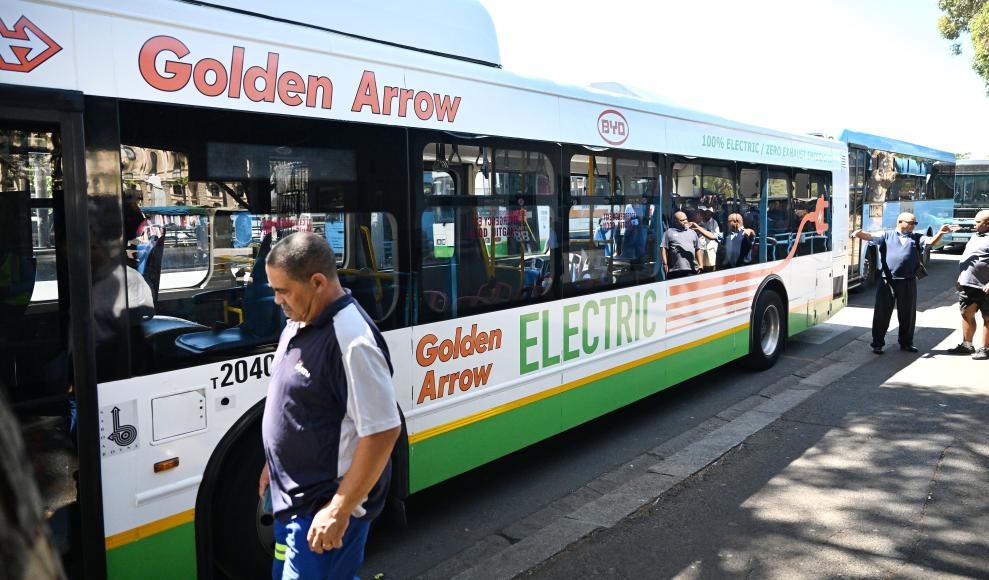 2月28日，在南非立法首都开普敦，人们在公交总站登上一辆比亚迪电动公交车。新华社发（哈比索·姆卡贝拉摄）