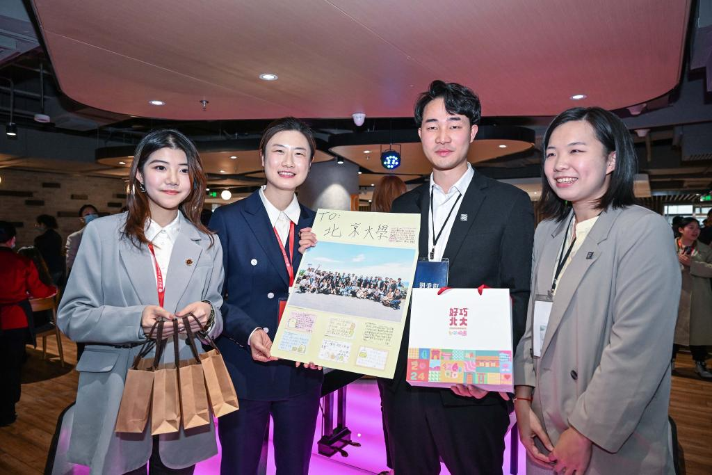 4月9日，在北京大学家园食堂，两岸师生交换礼物后合影。当日，马英九率台湾青年一行参访北京大学，与北大师生展开热烈交流。新华社记者 陈晔华 摄