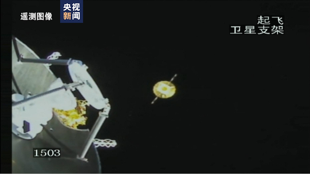 鹊桥二号中继星与运载火箭成功分离 太阳翼及伞天线顺利展开
