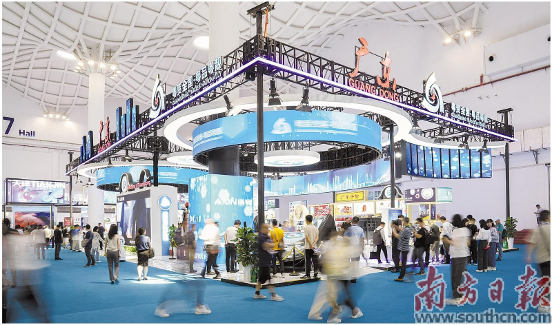 消博会广东馆人来人往。南方日报记者 钟志辉 摄