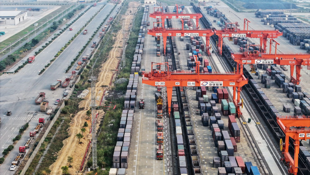 在广西钦州铁路集装箱中心站，货车在排队转运集装箱（2024年3月28日摄，无人机照片）。新华社记者 张爱林 摄
