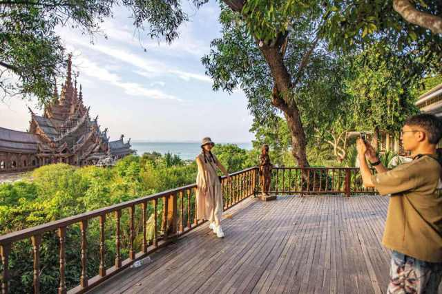 2024年3月29日，游客在泰国芭堤雅真理圣殿拍照。新华社记者 王腾 摄