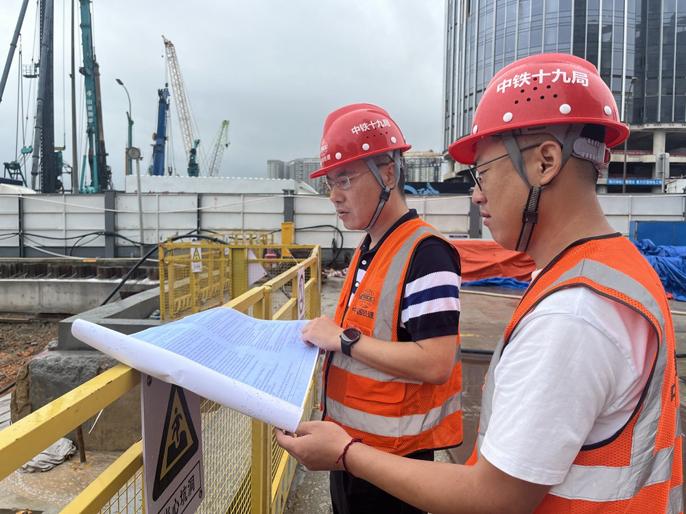 2024年4月26日,深圳市五一劳动奖章获得者、中铁十九局轨道公司项目副经理夏荔(左)在穗莞深城际铁路前皇段皇岗口岸站建设现场忙碌。新华社发