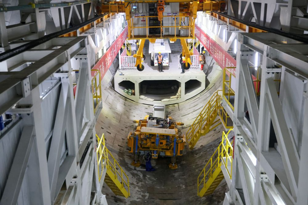 2024年2月16日,中铁十四局集团的建设者在京唐城际铁路运潮减河隧道施工。新华社记者 邢广利 摄