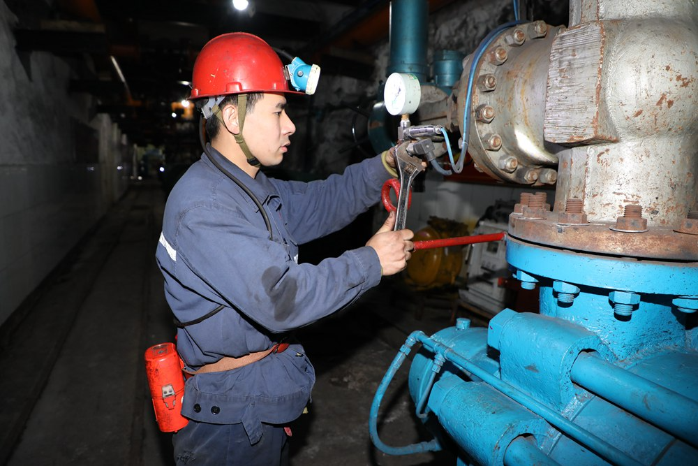 2024年4月30日,冀中能源峰峰集团新屯矿机电区副区长顾博在井下泵房检修水泵。新华社发