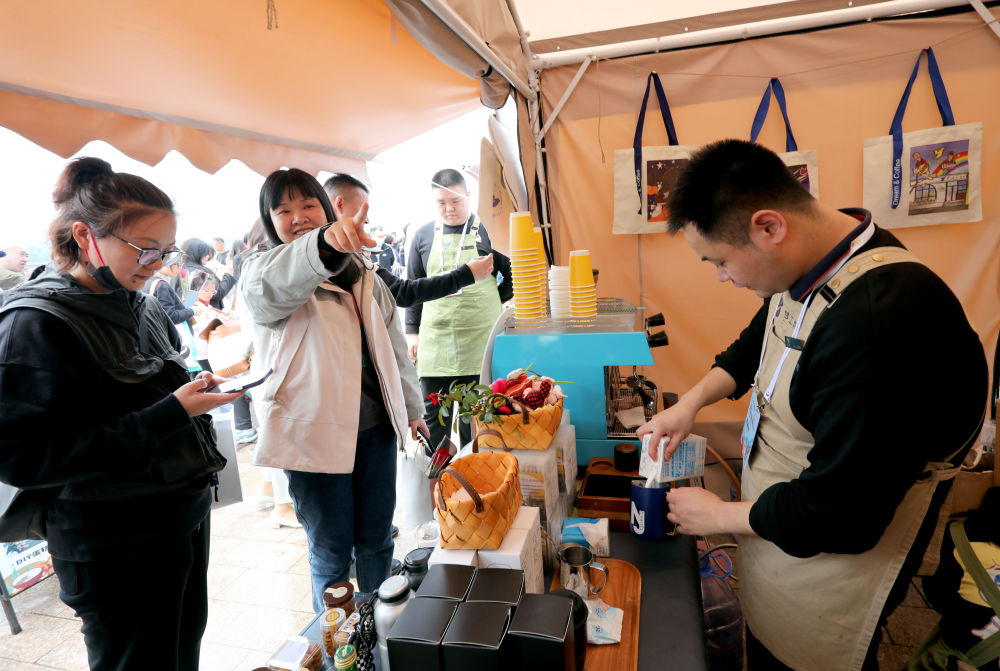 2024年5月1日，2024上海国际咖啡文化节在上海徐汇滨江拉开帷幕，这是咖啡店的工作人员（右）在活动现场制作咖啡。新华社记者 方喆 摄