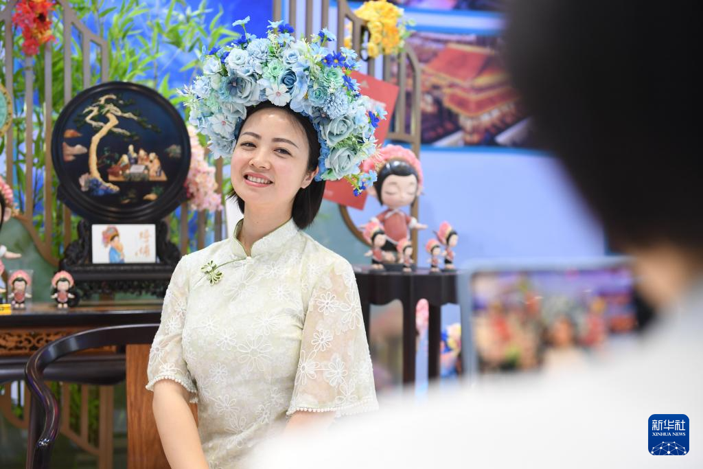 5月23日，参观者在第二十届文博会福建馆体验簪花。新华社记者 毛思倩 摄