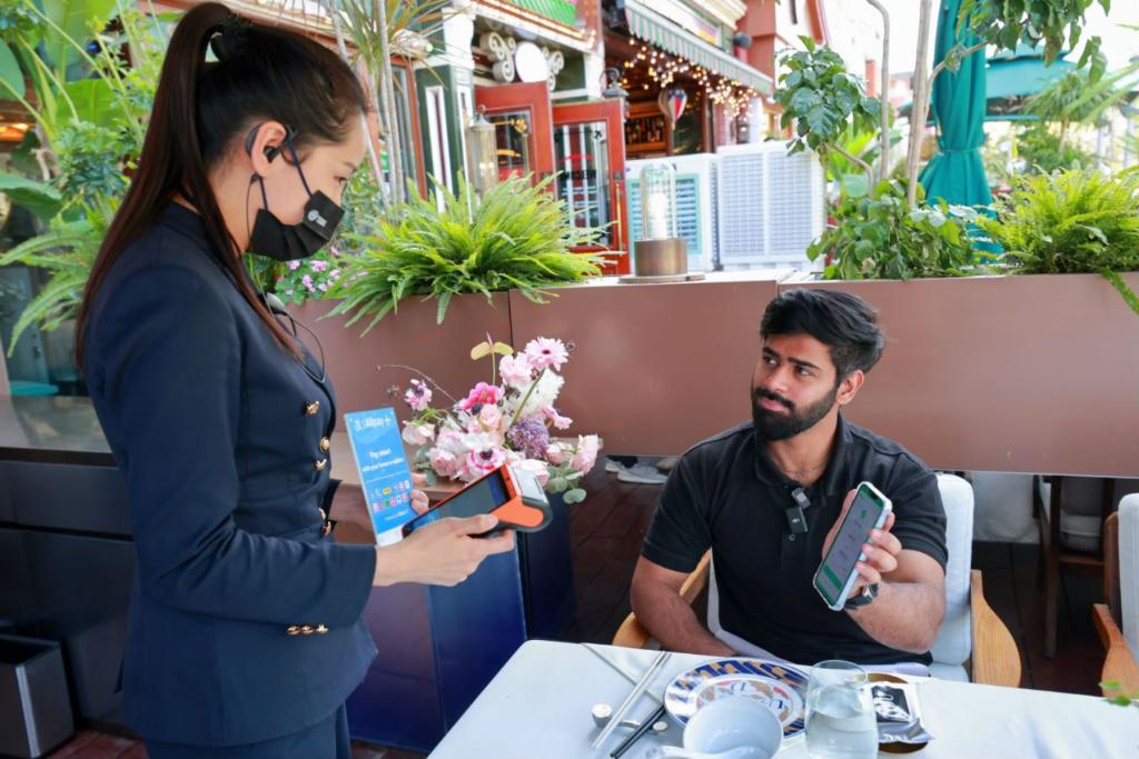 一名巴基斯坦游客在北京蓝色港湾一家餐馆吃完饭后用巴基斯坦“支付宝”——“纳雅贝支付”（NayaPay）进行扫码付款。新华社发