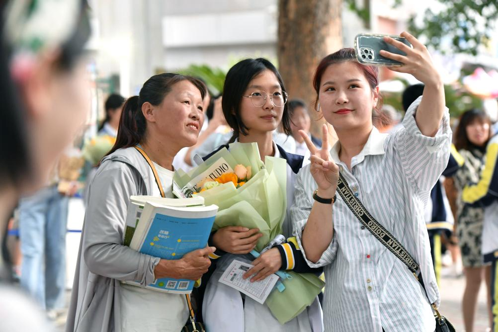 6月9日，在河北省石家庄市第一中学考点，考生和家长合影庆祝考试结束。新华社发（张晓峰 摄）