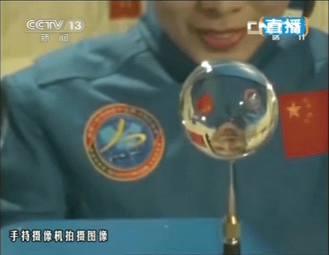 王亚平向地面展示水球实验