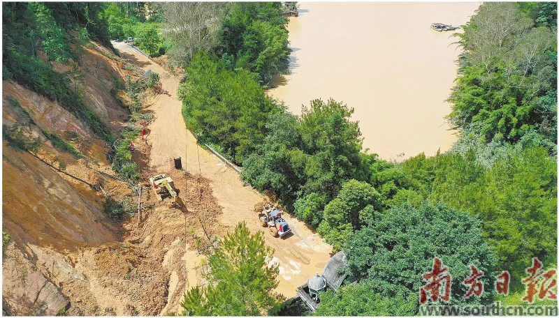 日前,抢险人员在梅州蕉岭县长潭镇S334线抢险点施工作业。截至22日17时,梅州平远、蕉岭两县主要受灾11个村塌方道路已全部抢通。南方日报记者 董天健 通讯员 林楚忠 欧阳征朝 摄